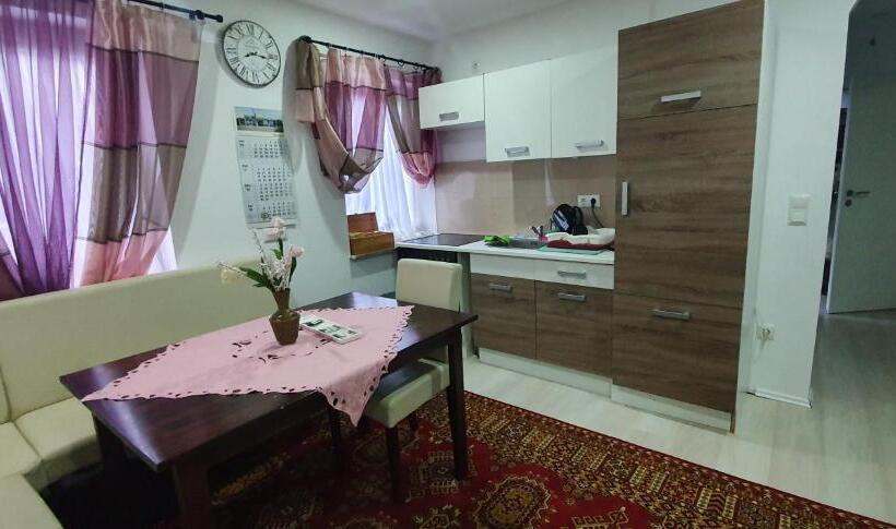 تختخواب در اتاق مشترک, B Hostel