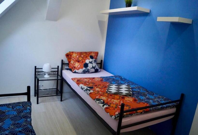 تختخواب در اتاق مشترک, B Hostel
