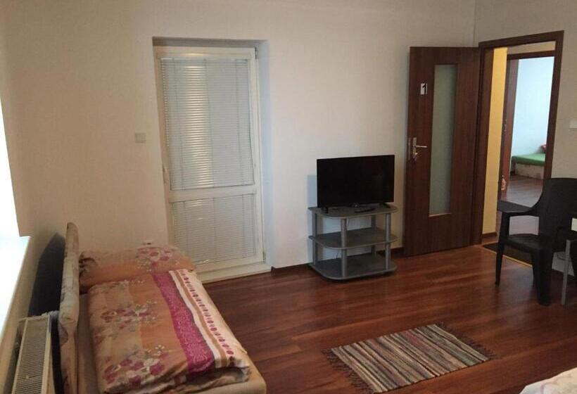 اتاق چهار تخته با دستشویی مشترک, Hostel Fontana