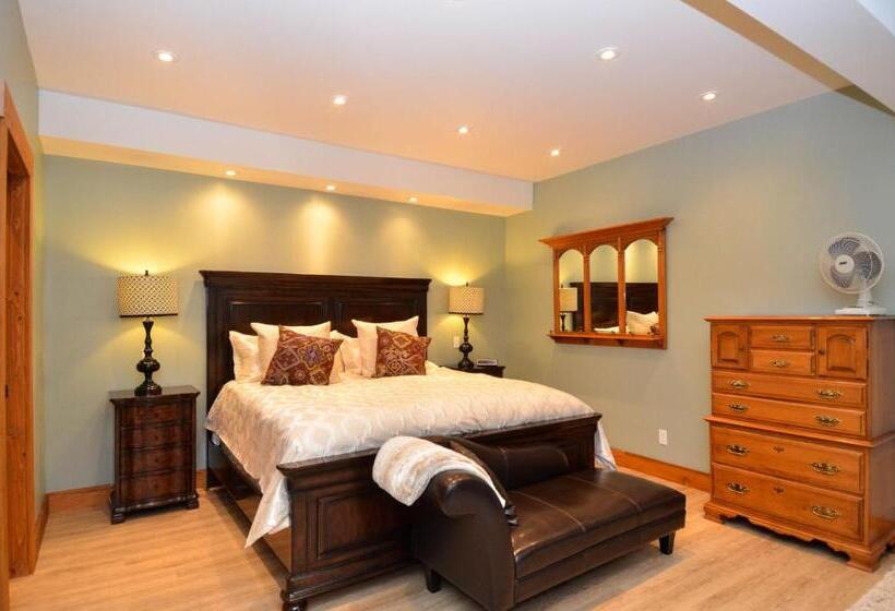 带大床的豪华间, Golden Acres Mountain Lodge