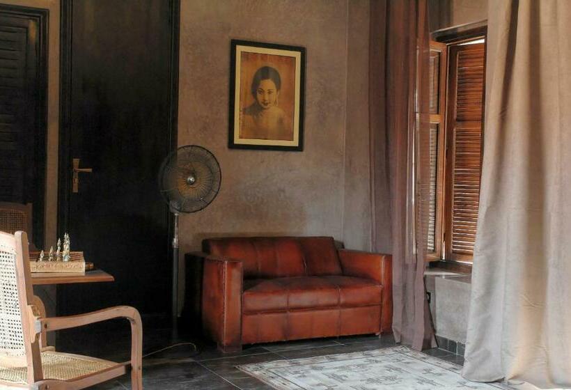 سوییت جونیور, Villa Makassar