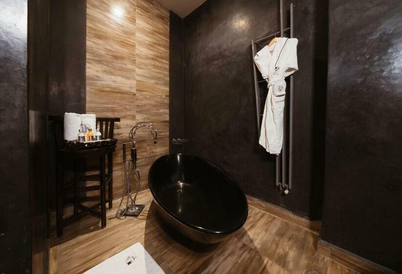 سوییت جونیور, Villa Makassar