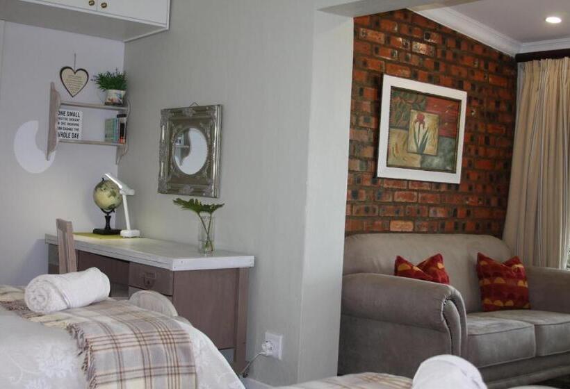 Quarto Estandar, The Nest