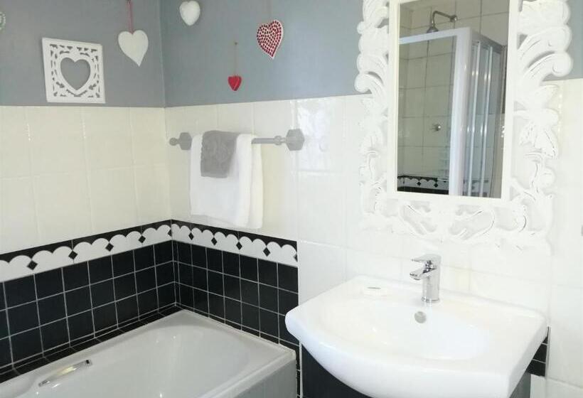 Svit, Eastbury Cottage
