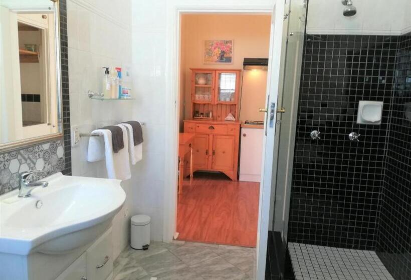 Standardrum, Eastbury Cottage