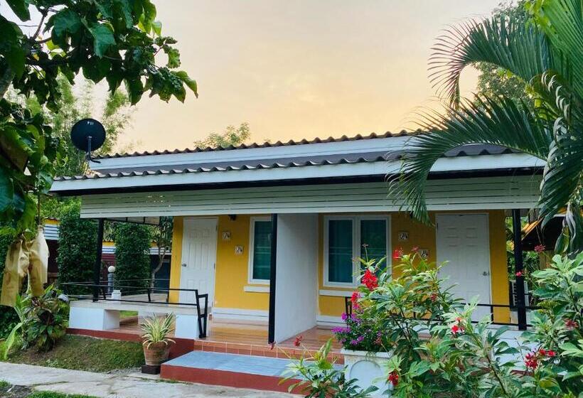 اتاق استاندارد با چشم‌انداز باغ, Panutsaya Homestay