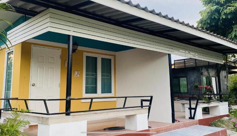 اتاق استاندارد با چشم‌انداز باغ, Panutsaya Homestay