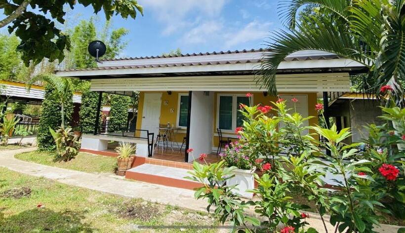 اتاق استاندارد با چشم‌انداز باغ, Panutsaya Homestay