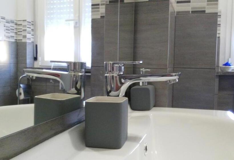 اتاق استاندارد سه نفره, La Suite