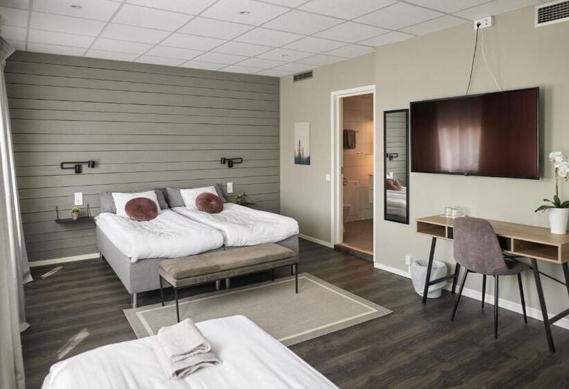 Quarto Triplo Basic, L Rådhuset