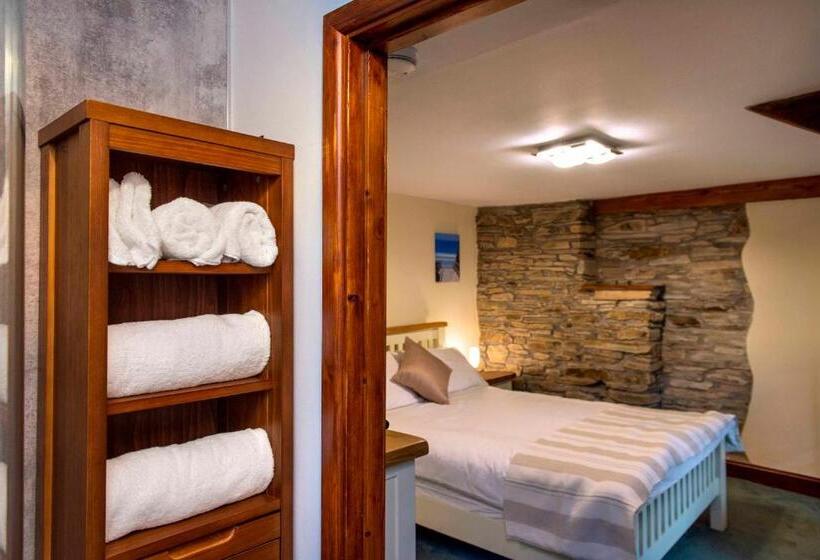 Номер Deluxe, The White Cottage B&b