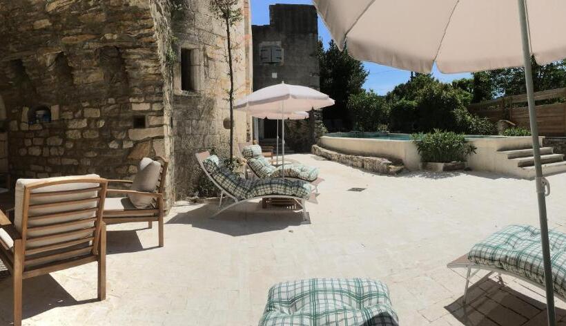 Студио Стандарт Вид на Бассейн, Chateau De La Bastide