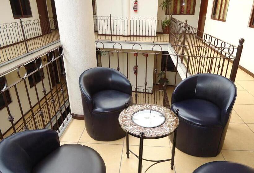 חדר סטנדרט לשלושה, Plaza San Carlos