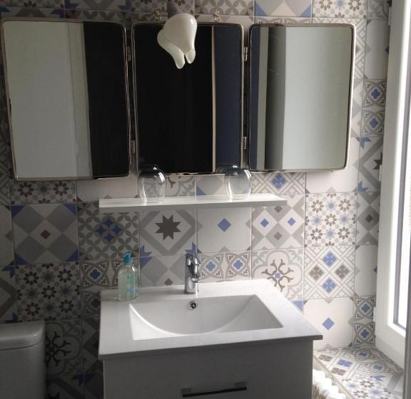 标准间, La Maison Bleue