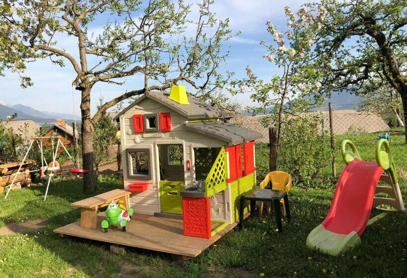 استودیو استاندارد با چشم‌انداز, Garden Apartments Maria