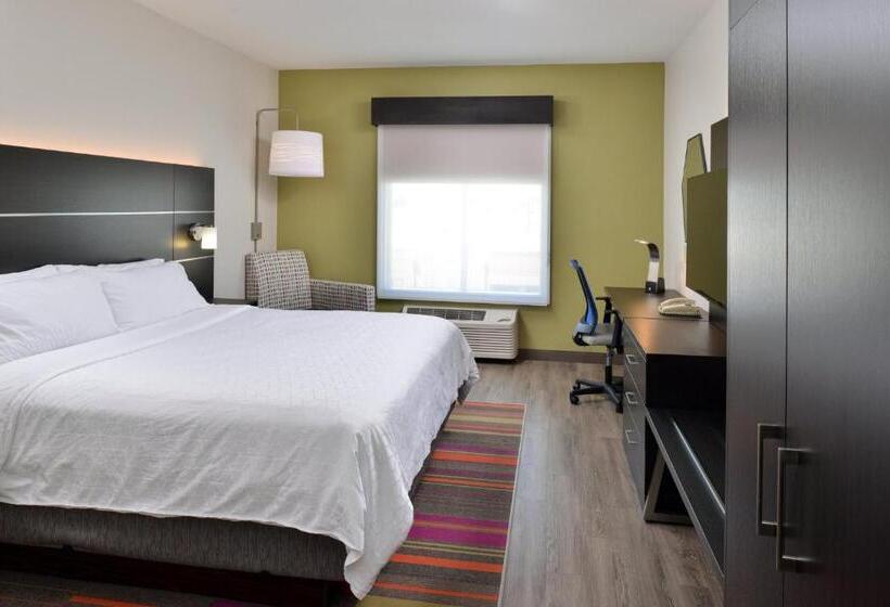 带大床的套房, Holiday Inn Express Hotel & Suites Carthage, An Ihg