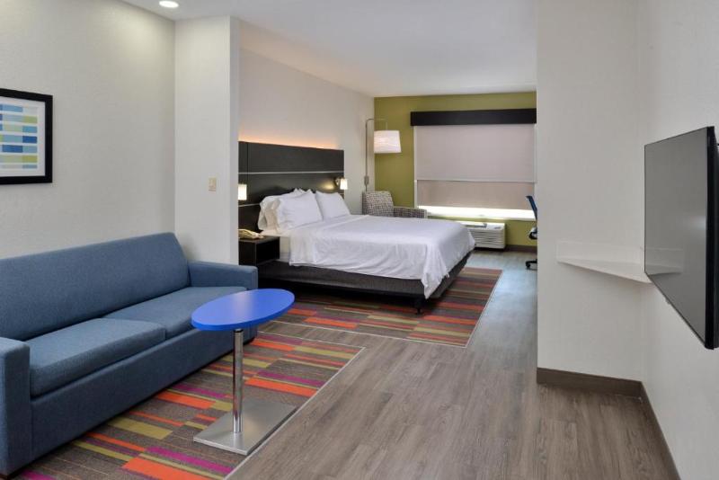 带大床的套房, Holiday Inn Express Hotel & Suites Carthage, An Ihg