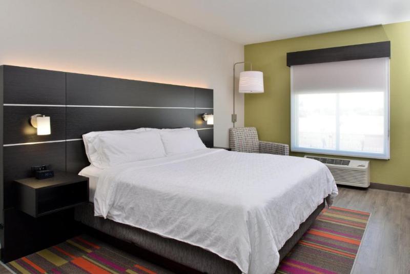 带大床的标准间, Holiday Inn Express Hotel & Suites Carthage, An Ihg