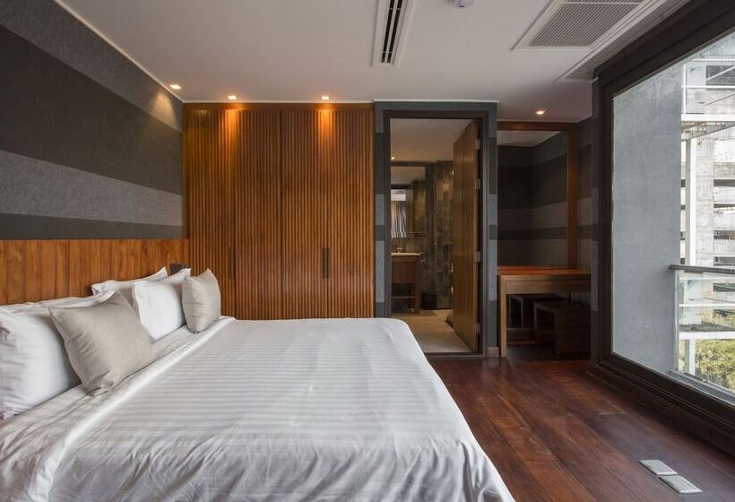 Quarto Triplo Estandar, Luxx Langsuan Hotel   Sha Plus
