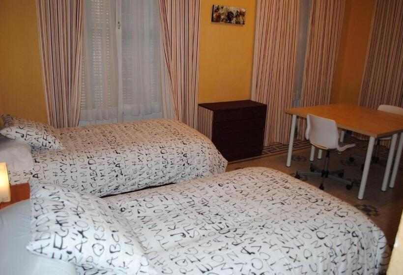 اتاق استاندارد با سرویس بهداشتی مشترک, Pensión Santa Paula