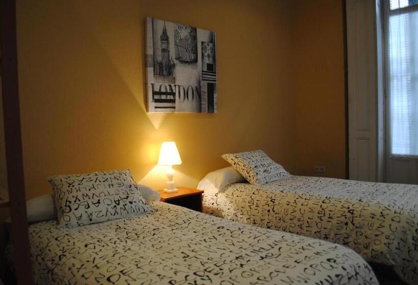 اتاق استاندارد سه تخته با سرویس بهداشتی مشترک, Pensión Santa Paula