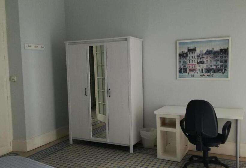 اتاق استاندارد سه تخته با سرویس بهداشتی مشترک, Pensión Santa Paula