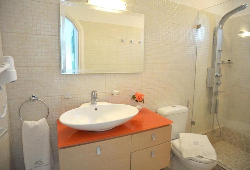اتاق لوکس با چشم‌انداز دریا, Medusa Beach Resort & Suites