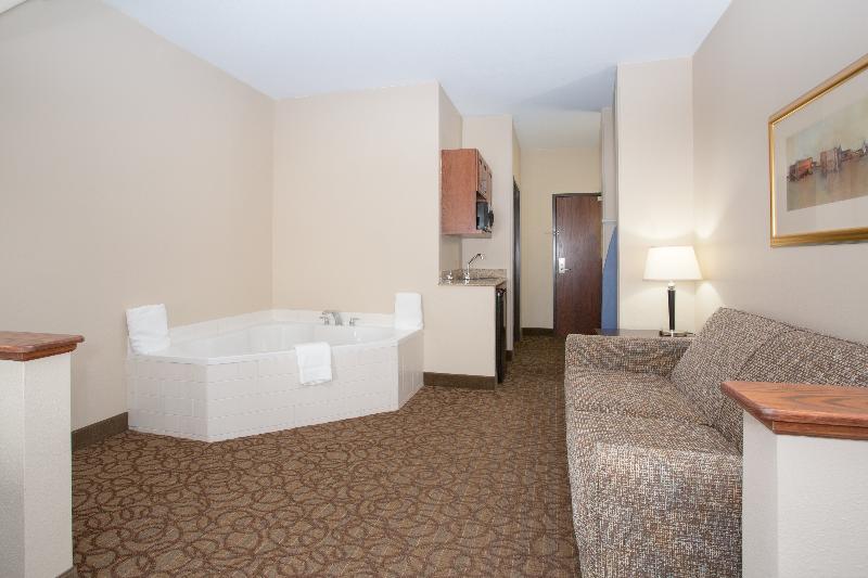Люкс Кровать Кинг, Holiday Inn Express Hotel & Suites Concordia Us 81, An Ihg