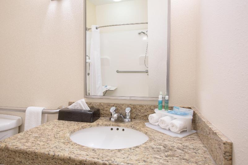 스위트, Holiday Inn Express Hotel & Suites Concordia Us 81, An Ihg