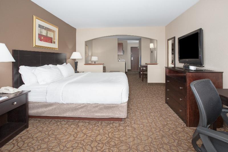 Люкс Кровать Кинг, Holiday Inn Express Hotel & Suites Concordia Us 81, An Ihg