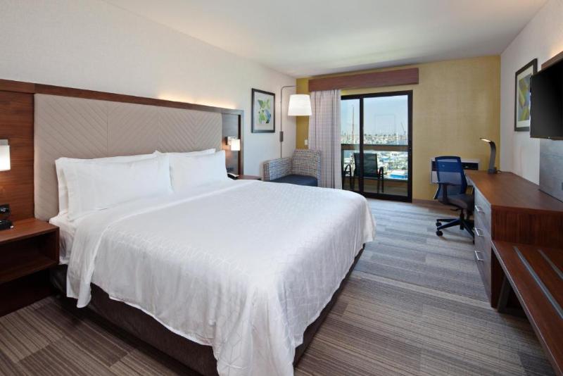 Номер Стандарт Кровать Кинг Адаптированный для Инвалидов, Holiday Inn Express Hotel & Suites Ventura Harbor, An Ihg