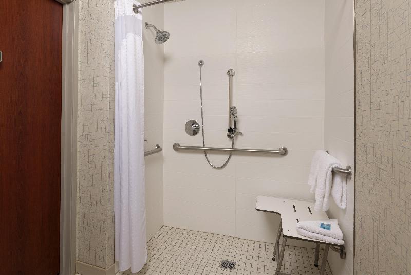 Номер Стандарт Кровать Кинг Адаптированный для Инвалидов, Holiday Inn Express Independence   Kansas City, An Ihg