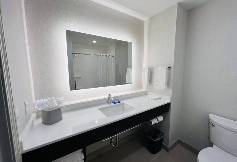 스위트, Holiday Inn Express & Suites Salinas, An Ihg
