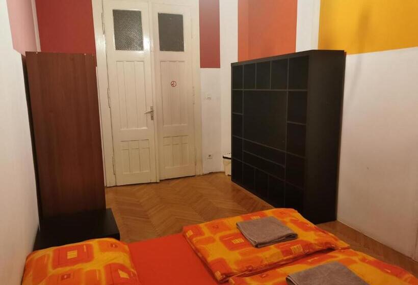 带共用浴室的标准房间, Boomerang Hostel
