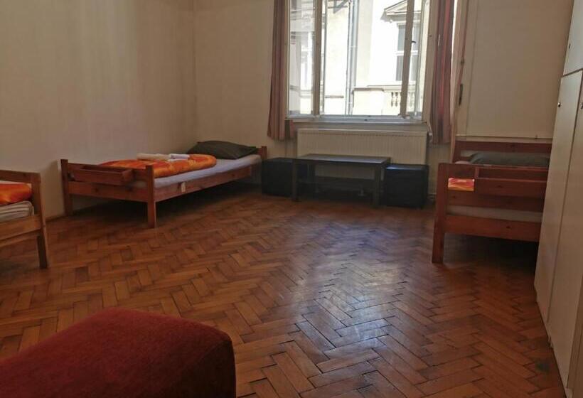 اتاق استاندارد سه تخته با سرویس بهداشتی مشترک, Boomerang Hostel