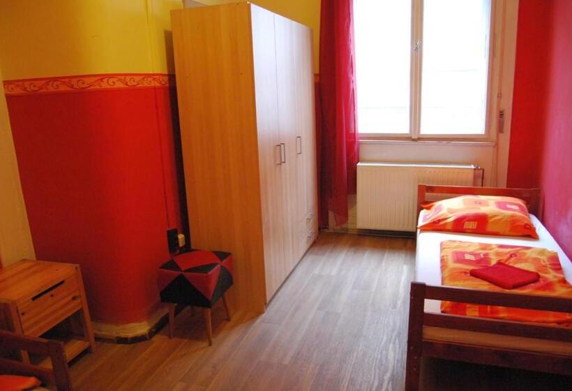 标准三人间共用浴室, Boomerang Hostel