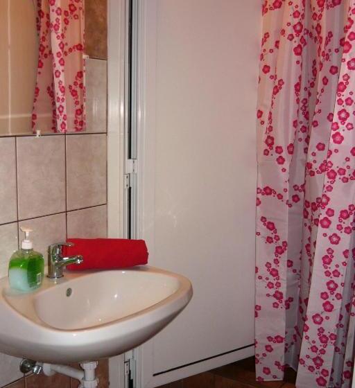 اتاق استاندارد سه تخته با سرویس بهداشتی مشترک, Boomerang Hostel