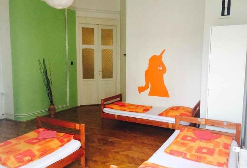 标准四人间共用浴室, Boomerang Hostel