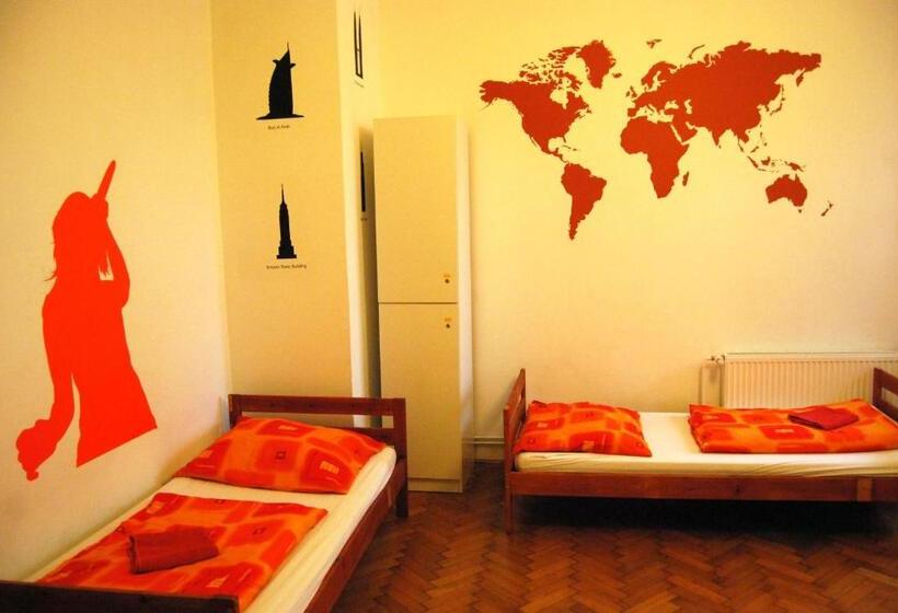 اتاق استاندارد چهارنفره با سرویس بهداشتی مشترک, Boomerang Hostel