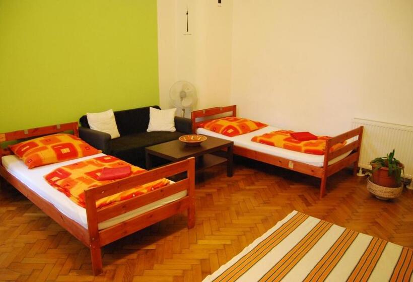 标准四人间共用浴室, Boomerang Hostel