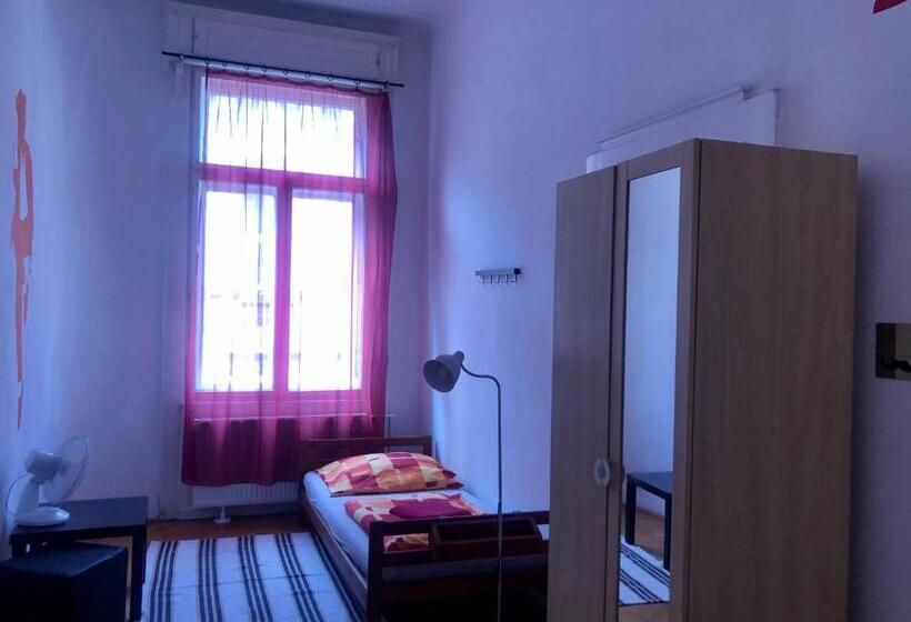 标准单人间, Boomerang Hostel