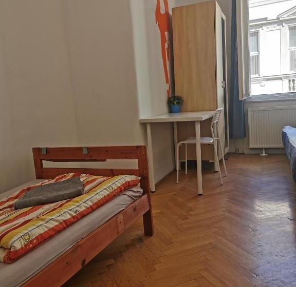 اتاق استاندارد یک نفره, Boomerang Hostel