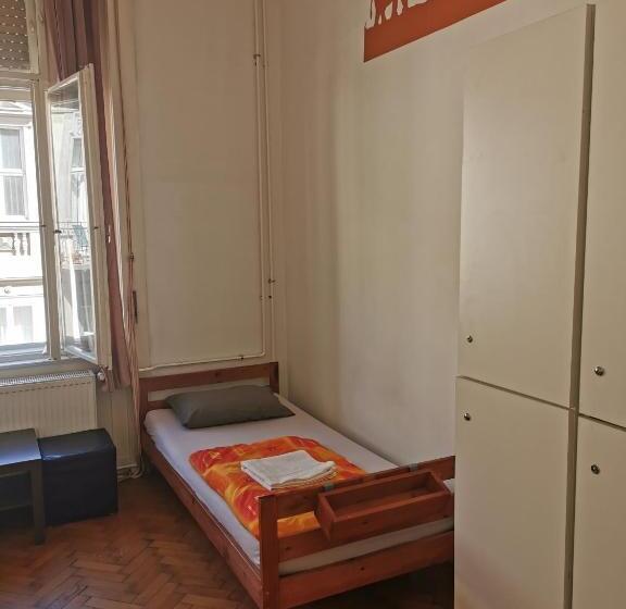 标准单人间, Boomerang Hostel