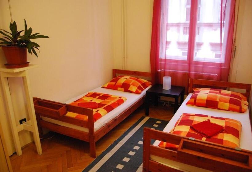 اتاق استاندارد, Boomerang Hostel