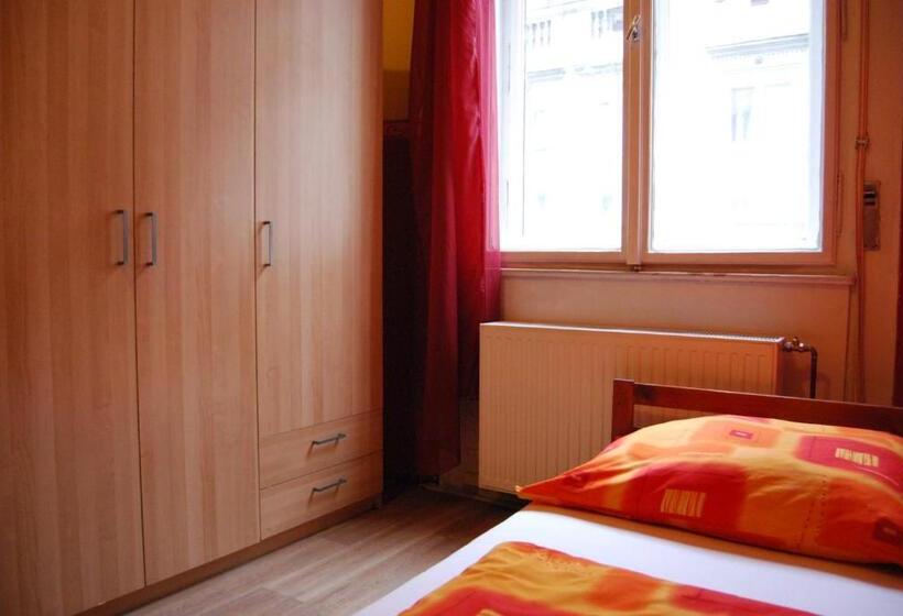 اتاق استاندارد, Boomerang Hostel