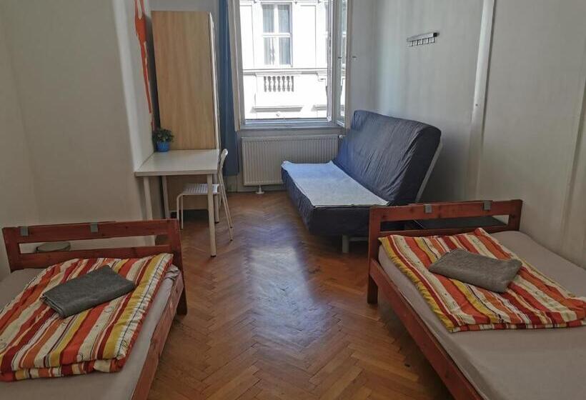 带共用浴室的标准房间, Boomerang Hostel