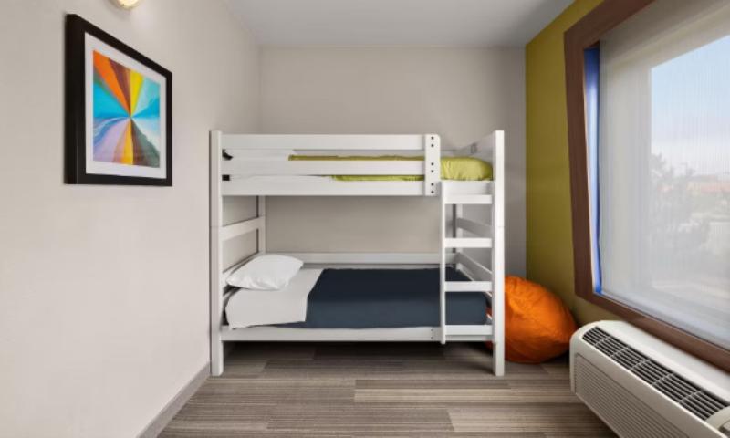 キングサイズベッドのスイートルーム, Holiday Inn Express Hotel & Suites Limon I 70/exit 359, An Ihg