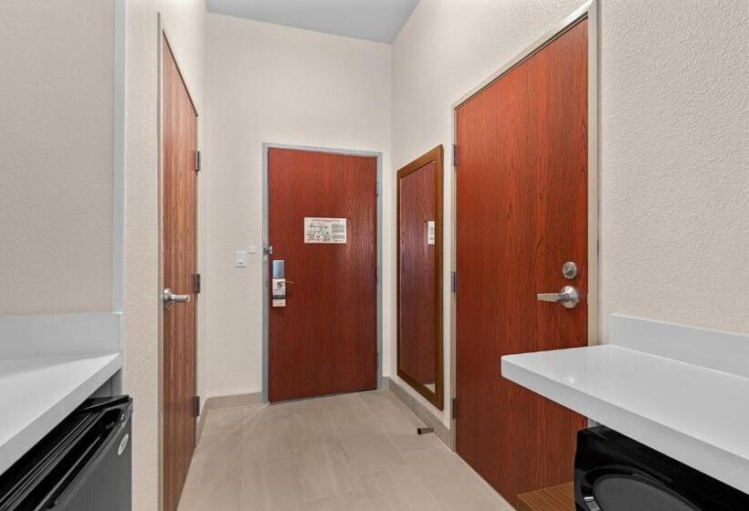适合残疾人士使用的带超级大床的标准间, Holiday Inn Express Suites Van Buren Ft Smith Area, An Ihg