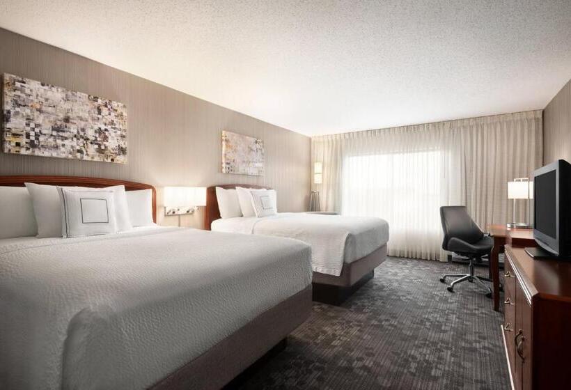 Standard Room Adapted for people with reduced mobility, Courtyard Chicago Bloomingdale