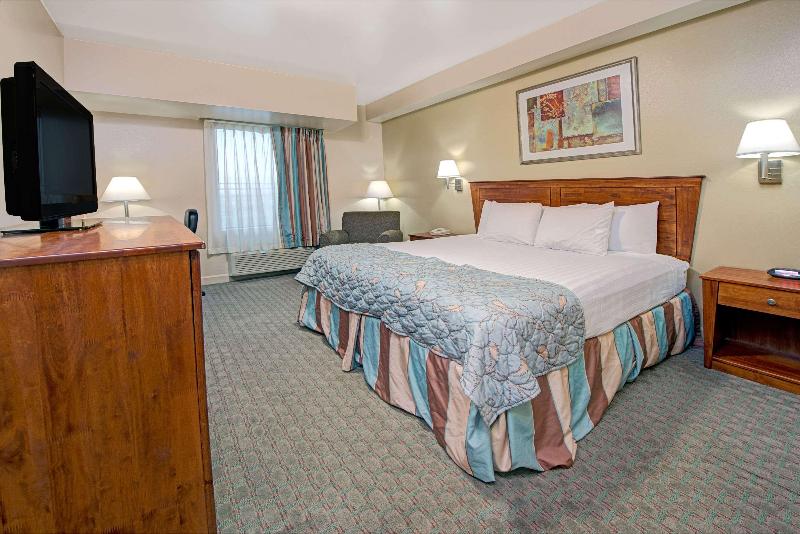 キングサイズベッドのスタンダードルーム, Days Inn By Wyndham Downtown St. Louis